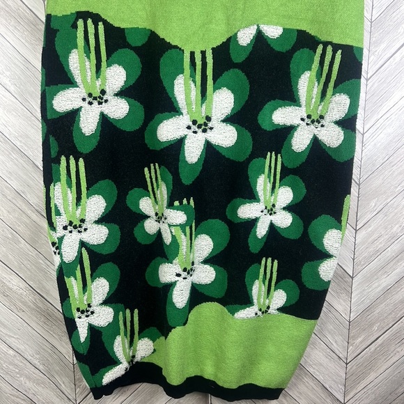 Mukzin V Neck Floral Dress - Picture 6 of 8